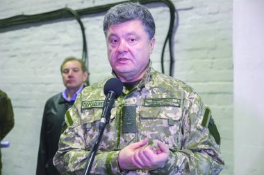 Zhytomyr, Ukrayna-10 Eki, 2014: Cumhurbaşkanı Petro Poroshenko Tank Fabrikası açılışında yer aldı