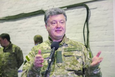 Zhytomyr, Ukrayna-10 Eki, 2014: Cumhurbaşkanı Petro Poroshenko Tank Fabrikası açılışında yer aldı