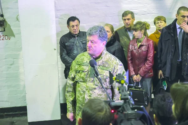 Żytomierz, Ukraina-10 października 2014: prezydent Petro Poroszenko wziął udział w otwarciu fabryki czołgów — Zdjęcie stockowe