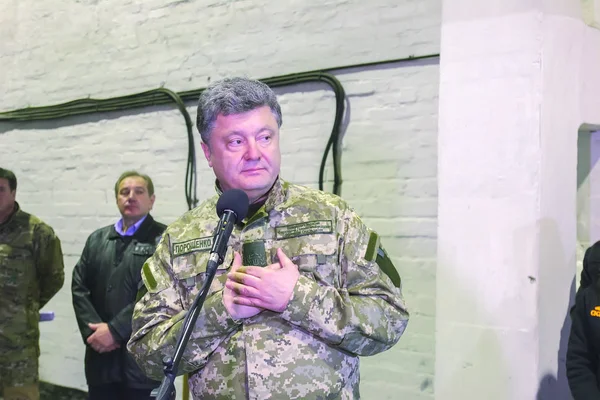 Zhytomyr, Ukrayna-10 Eki, 2014: Cumhurbaşkanı Petro Poroshenko Tank Fabrikası açılışında yer aldı