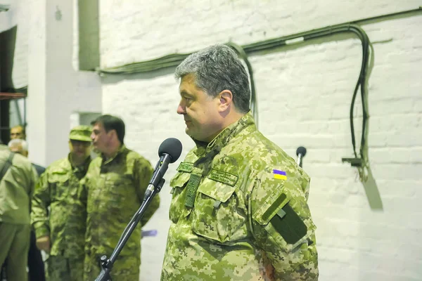 Zhytomyr, Oekraïne-10 okt 2014: president Petro Poroshenko nam deel aan de opening tank Factory — Stockfoto