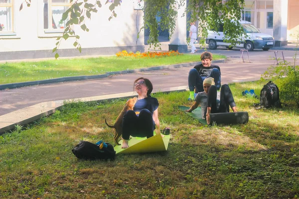 Zhytomyr, Ucrânia - 9 de agosto de 2015: Stray cão perturbar a prática de ioga ao nascer do sol — Fotografia de Stock