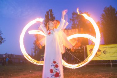 Jitomir, Ukrayna - 20 Haziran 2015: Çift ve ateş. Fireshow