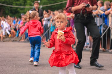 Jitomir, Ukrayna - 21 Mayıs 2017: olayda dondurma yeme mutlu genç kız