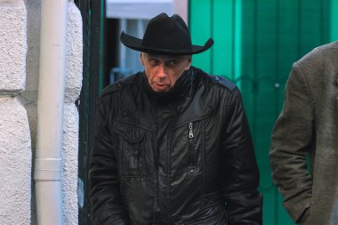 Jitomir, Ukrayna - 03 Eylül 2015: Eski kaba Batı kovboy kahverengi şapka ile