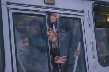 Jitomir, Ukrayna - 10 Eylül 2014: Büyük bir grup insan tarafından otobüs