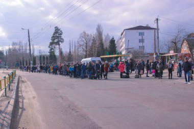 Jitomir, Ukrayna - 08 Ekim 2015: otobüs bekleyen yolcular