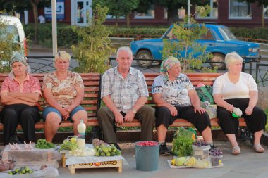 Jitomir, Ukrayna - 08 Ekim 2015: satıcıları satıyor sebze bir pazarda