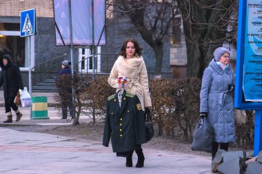 Zhytomyr, Ukrayna-15 Eylül 2015: kız hükümet karşı protesto Insanlar sırasında askeri kostüm tutar