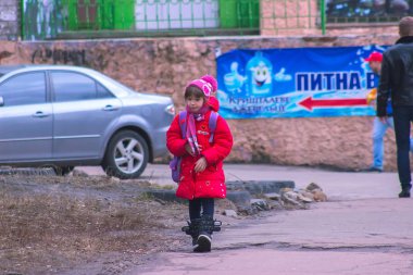 Jitomir, Ukrayna - 03 Eylül 2015: okulda kız yürüyor