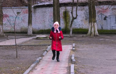 Jitomir, Ukrayna - 03 Eylül 2015: okulda kız yürüyor