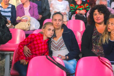Jitomir, Ukrayna - 2 Eylül 2016: Anne ve kız izle bedava müzik festivali