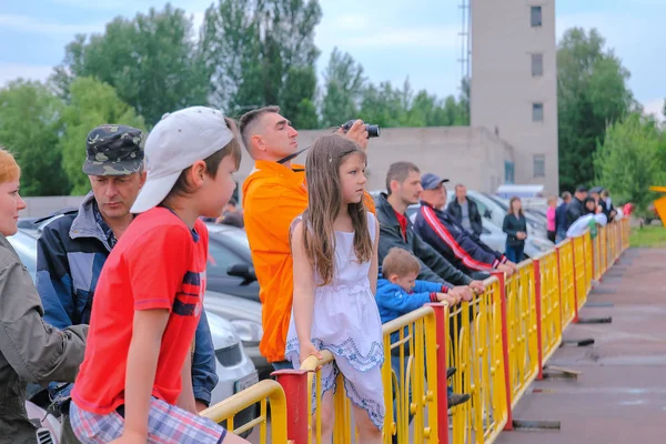 Jitomir, Ukrayna - 20 Haziran 2015: Bir çit oturan kız ve erkek.