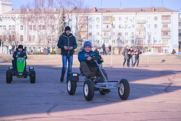 Żytomierz, Ukraina-5 maja 2015: dwa małe dzieci chłopcy w kolorowe ubrania i jazdy samochodów zabawki — Zdjęcie stockowe