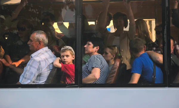 Житомир, Украина - 10 сентября 2014 г.: Большая группа людей едет на автобусе — стоковое фото