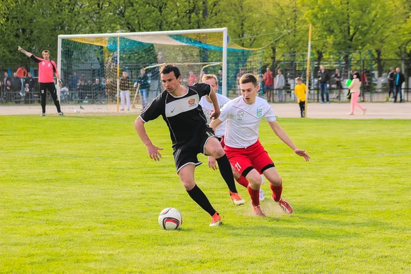 Zjytomyr, Oekraïne - 21 mei 2017: De voetballers zijn spelen voetbal soccer spel in een open veld — Stockfoto