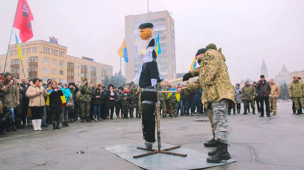 Zhytomyr, UKRAINE - 21 avril 2017 : L'agresseur ukrainien Vladimir Poutine en flammes — Photo