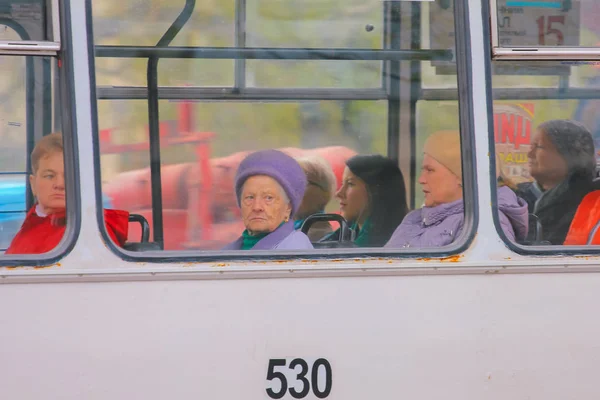 Житомир, Украина - 10 сентября 2014 г.: Большая группа людей едет на автобусе — стоковое фото