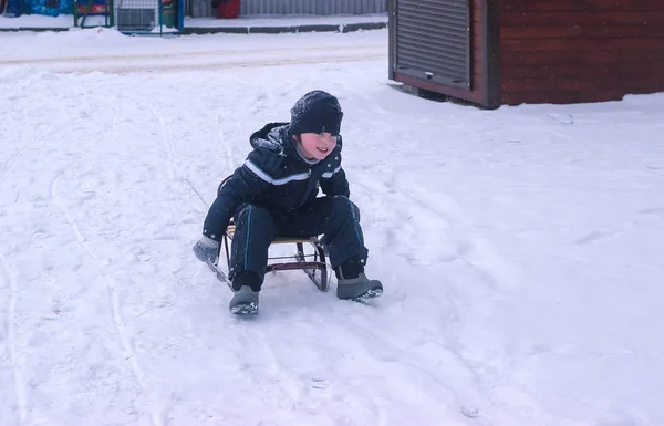 Zhytomyr, Ukraina-11 januari, 2016: sledding på vintern — Stockfoto