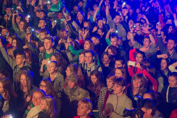 Zhytomyr, Ucrânia - SETEMBRO 2, 2016: Pessoas dançando no festival de música grátis — Fotografia de Stock