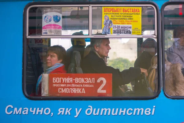 Żytomierz, Ukraina - 10 września 2014: Duża grupa ludzi będzie autobusem — Zdjęcie stockowe