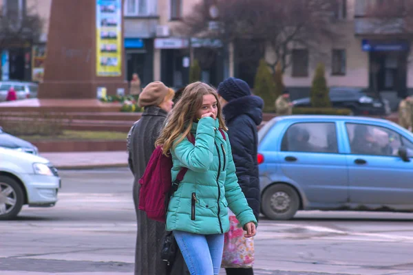 Żytomierz, Ukraina-15 września 2015: Dziewczyna spacery przez ludzi protestujących przeciwko rządowi — Zdjęcie stockowe