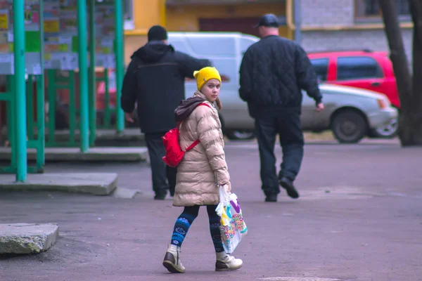 Żytomierz, Ukraina - 03 września 2015: dziewczynka idzie w szkole — Zdjęcie stockowe