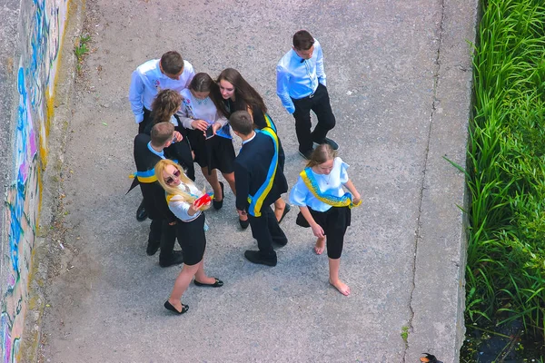 Zhytomyr, Ucrânia - 28 de maio de 2015: Última chamada para férias escolares no pátio da escola . — Fotografia de Stock