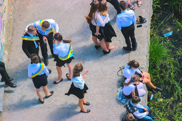 Zhytomyr, Ucrania - 28 de mayo de 2015: Última llamada para las vacaciones escolares en el patio de la escuela . —  Fotos de Stock