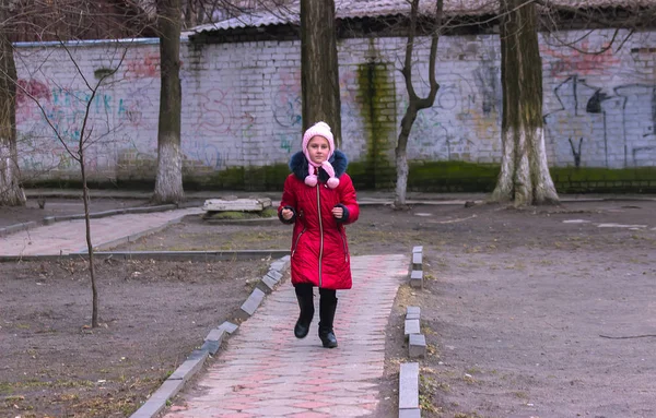 Jitomir, Ukrayna - 03 Eylül 2015: okulda kız yürüyor