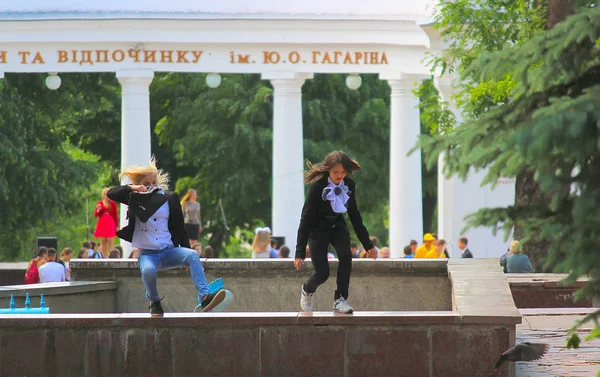 Jitomir, Ukrayna - 2 Eylül 2016: köprüsünden atlama kız öğrenciler