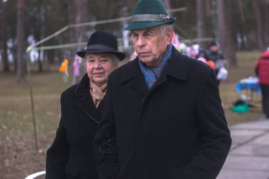 Jitomir, Ukrayna - 03 Ekim 2015: parkta yürüyen yaşlı çift