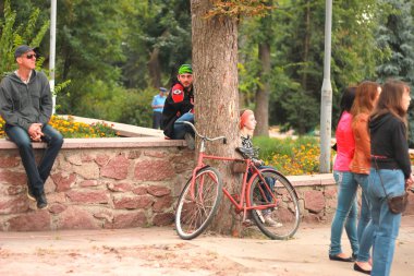 Jitomir, Ukrayna - 05 Eylül 2015: insanlar bir bankta oturma