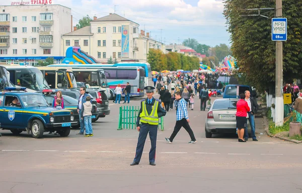 Jitomir, Ukrayna - 05 Eylül 2015: arabalar bir geçiş yol yönetmenlik trafik polis