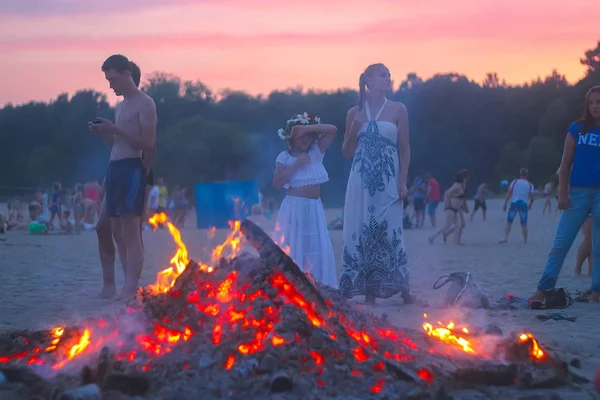 Zhytomyr, Ucrania - 12 de julio de 2016: La gente celebra por la noche en la playa alrededor del fuego —  Fotos de Stock