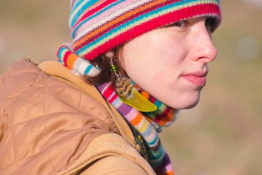 Jitomir, Ukrayna - 03 Ekim 2015: etnik takı tüy çekici genç kadın.