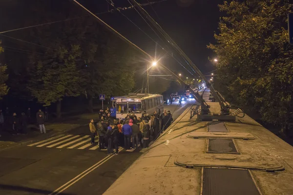 Zhytomyr, Ukraine - 05 septembre 2015 : Les gens dans la rue de nuit se chevauchaient pendant la manifestation — Photo
