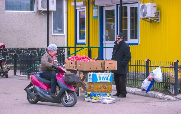 Zjytomyr, Ukraina - 19 januari 2016: Säljaren föreslår för att köpa mogna frukter. — Stockfoto