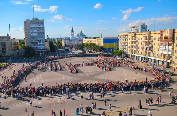 Jitomir, Ukraine - 19 MAI 2014 : Des militaires et des civils dansent au bal — Photo