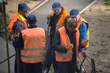 Jitomir, Ukrayna - 05 Ekim 2017: görünüm açık havada çalışan inşaat işçileri