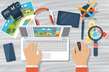 Laptop çalışan tasarımcı