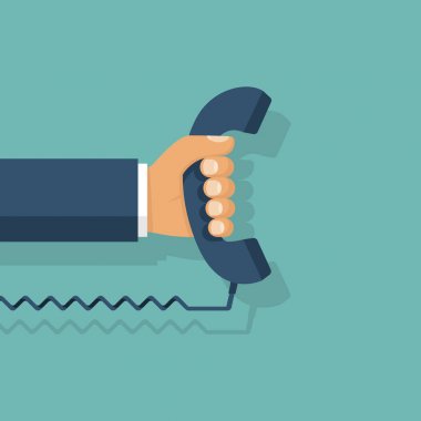 Elinde cep telefonu. Telefon tutarak