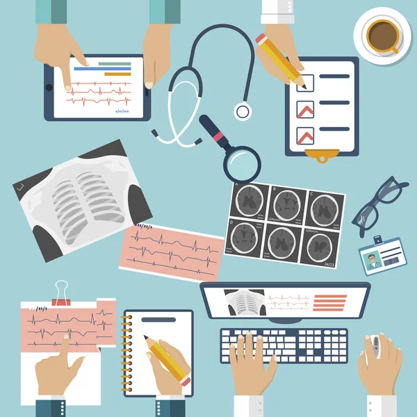 Medizinischer Arbeitsplatz. Gruppenärzte arbeiten am Tisch in der Klinik. — Stockfoto