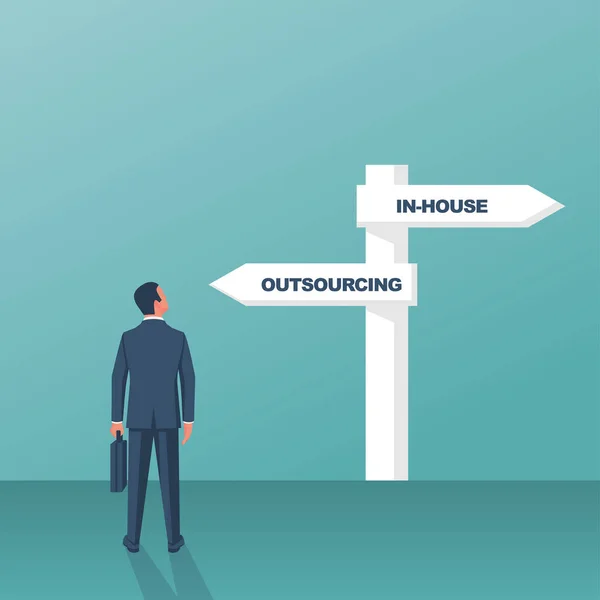 Outsource of inhouse - wegwijzer. Zakenman voor een verkeersbord. — Stockvector