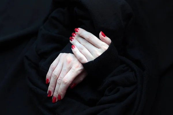 Uñas rojas de cerca- mujer manicura belleza Imagen de stock