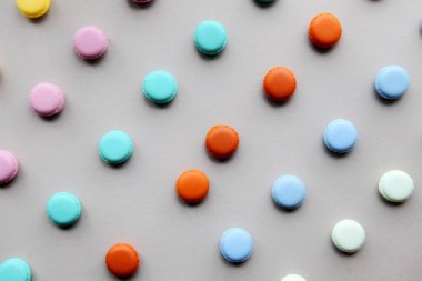 Renkli doğal badem kurabiyesi, üst manzara düz, gri arka planda tatlı badem kurabiyesi. Minimum konseptler, yukarıda desenler, yiyecek arka planı
