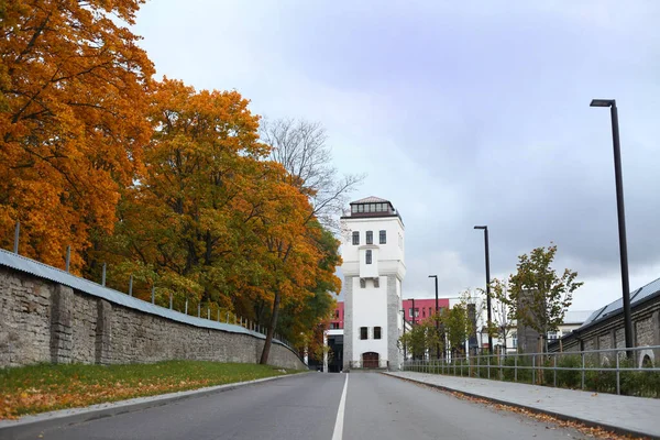 Таллинн, Эстония - 5 октября 2019 года: Старая водонапорная башня в парке Каламая в Таллинне — стоковое фото