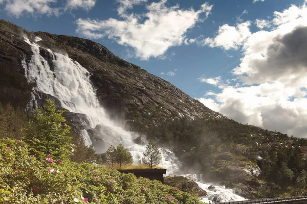 Wasserfall Langfoss und Kraftwerk. Nationale Touristenroute. berühmtes Wahrzeichen in Norwegen zur Sommerzeit. wunderschöner 612m hoher Langfoss-Wasserfall in Südnorwegen. — Stockfoto