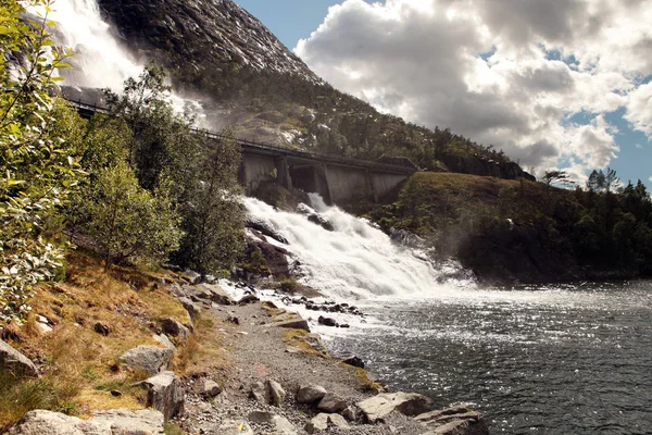 Wasserfall Langfossand Kraftwerk. Nationale Touristenroute. berühmtes Wahrzeichen Norwegens zur Sommerzeit. Schöner 612m hoher Langfoss-Wasserfall in Südnorwegen. — Stockfoto