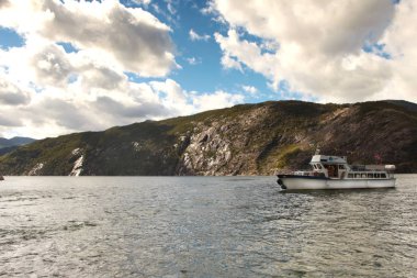 Fiyortta bir gemi Şelale Langfossand, Geiranger fijord, Norveç doğaya bakış
